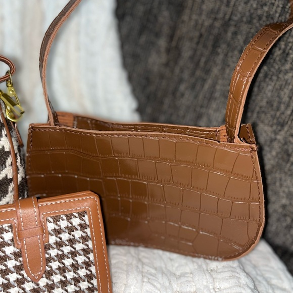 Brown purses and wallet - Picture 4 of 12